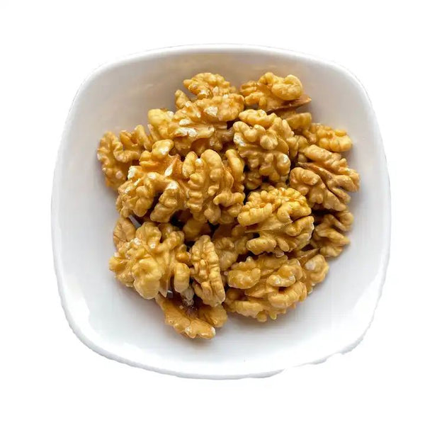 How to quickly peel dried walnut kernels? A toothpick and a little boiling water make it easy, sweet and not bitter