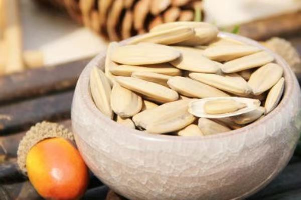 How do white-shelled sunflower seeds lose their black skin?