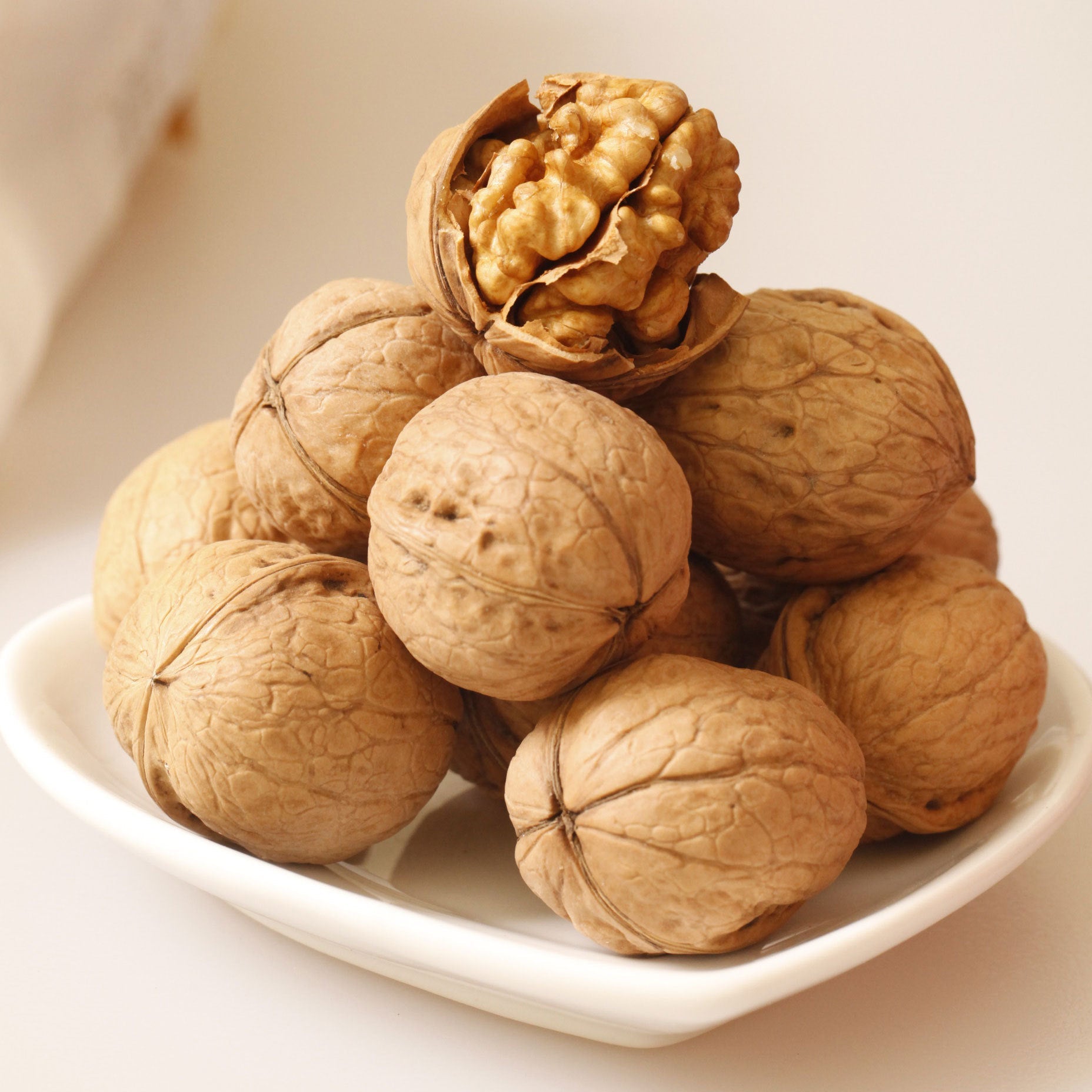 When buying walnuts, how to choose high-quality walnuts - Lnnuts